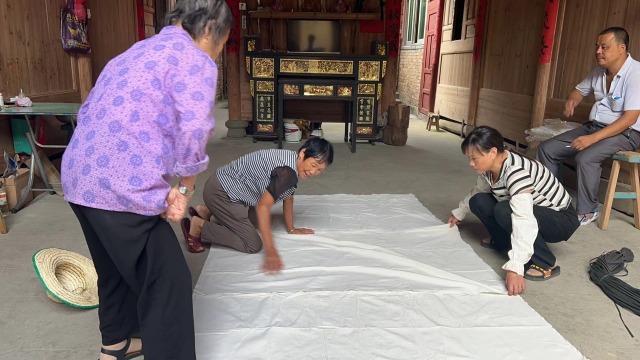 和村民一起做作品