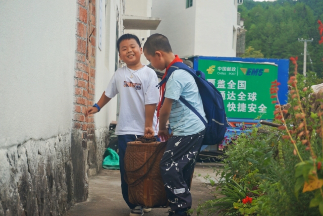 鲜艳的红领巾飘扬在前胸