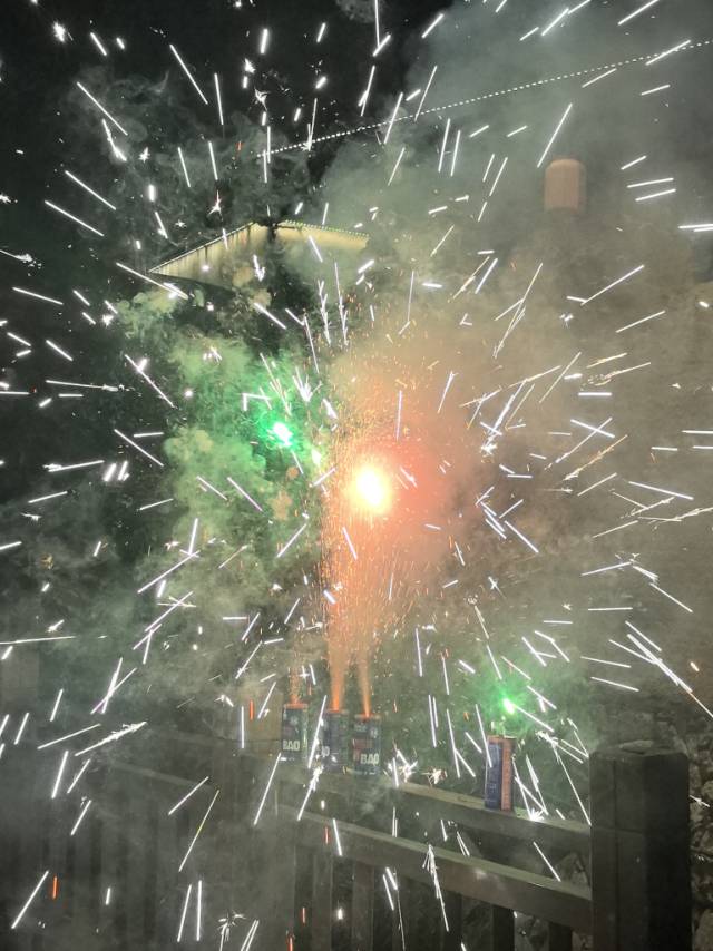 《一只手👋引来一张手》